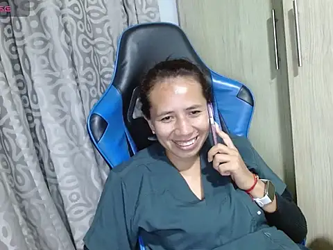 Danielagomez33 online show from April 17, 2026, 12:35 am