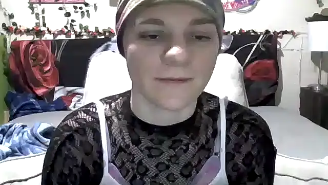 Snapshot of AverageRose chatting on March 16, 2025, 9:05 pm AverageRose online show from March 16, 2025, 9:05 pm