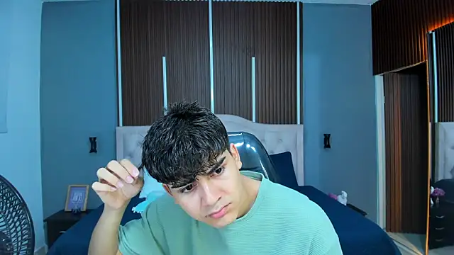 Tommy18   online show from October 19, 2025, 3:18 am