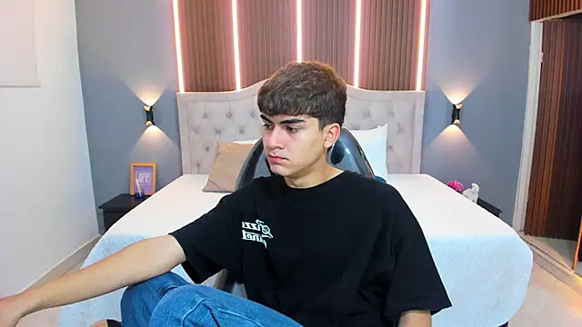 Tommy18   online show from November 12, 2025, 3:40 am