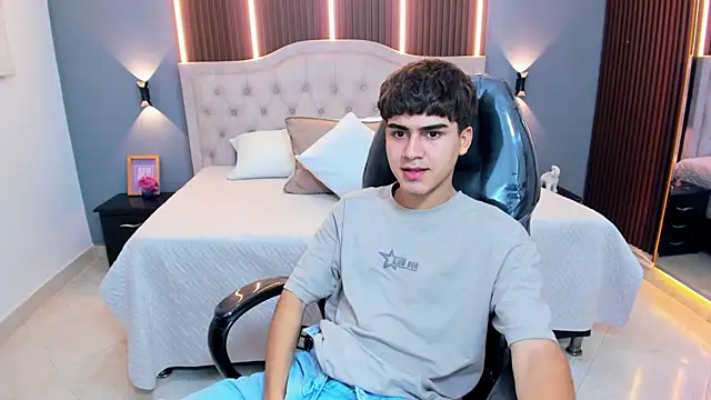 Snapshot of Tommy18__ chatting on June 25, 2026, 5:12 am Tommy18 online show from June 25, 2026, 5:12 am
