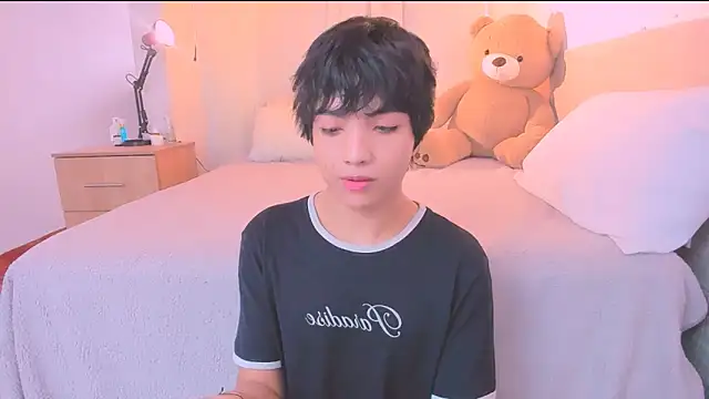 AllanYong18 online show from October 24, 2025, 1:18 pm