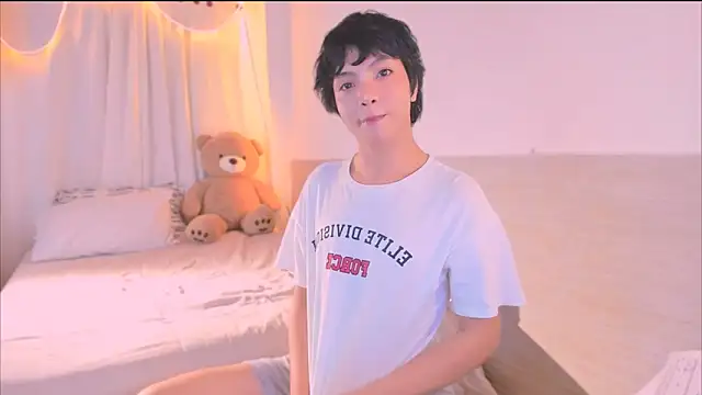 AllanYong18 online show from November 12, 2025, 4:46 am