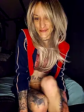 Snapshot of MissParadise40 chatting on March 10, 2025, 10:55 pm MissParadise40 online show from March 10, 2025, 10:55 pm