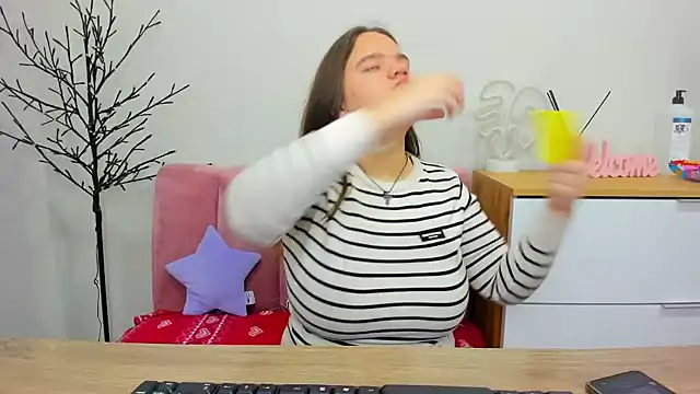 AdeleCruz online show from February 11, 2025, 1:09 pm