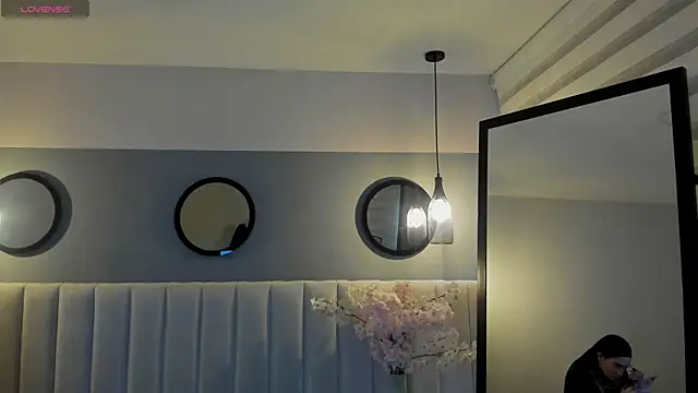 chelsea bolton  online show from March 31, 2026, 12:05 pm