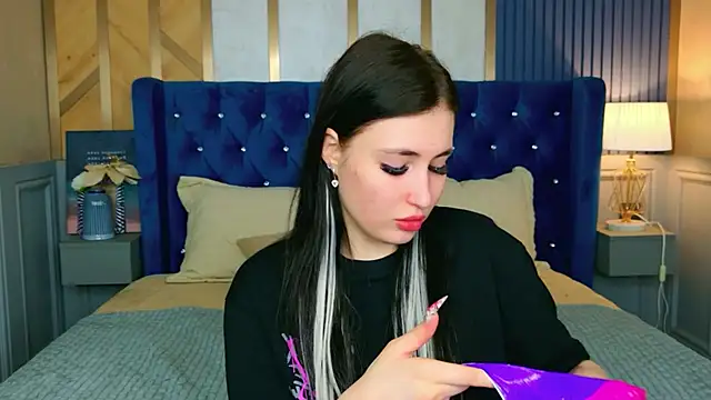 EmmaLawrens online show from April 16, 2026, 10:49 am