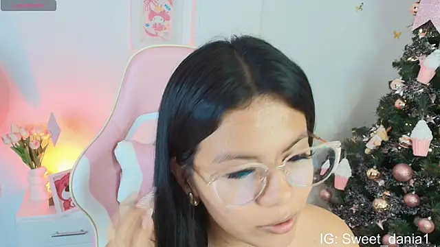 sweet dania  online show from December 19, 2025, 3:46 am