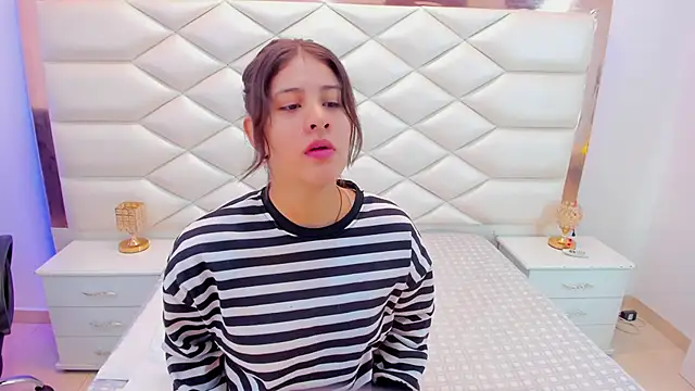 Snapshot of MiaQueen021 chatting on January 24, 2025, 12:20 pm MiaQueen021 online show from January 24, 2025, 12:20 pm