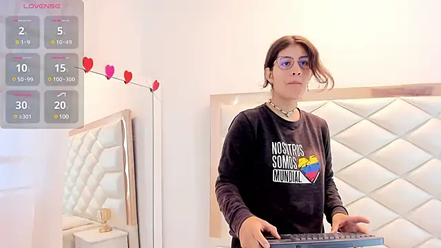 Snapshot of MiaQueen021 chatting on February 19, 2025, 12:44 pm MiaQueen021 online show from February 19, 2025, 12:44 pm