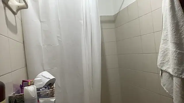 LunaBeya online show from November 7, 2025, 11:05 pm