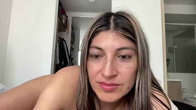 LunaBeya online show from April 13, 2026, 2:33 pm