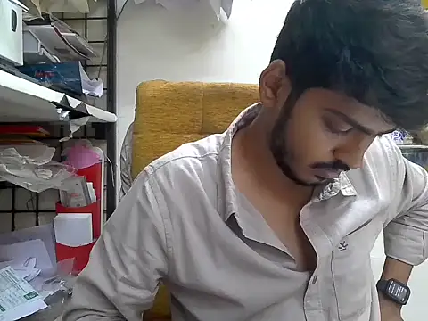 cute modell online show from November 6, 2025, 12:06 pm