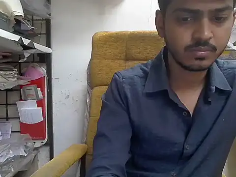 cute modell online show from December 18, 2025, 12:33 pm