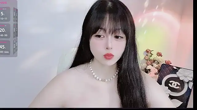 LiLiLily online show from October 13, 2025, 6:19 pm