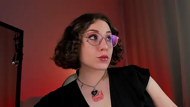 Eva Moss  online show from March 17, 2025, 7:02 am