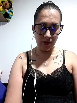 CHARLOTTE 1711 online show from October 28, 2025, 4:05 am