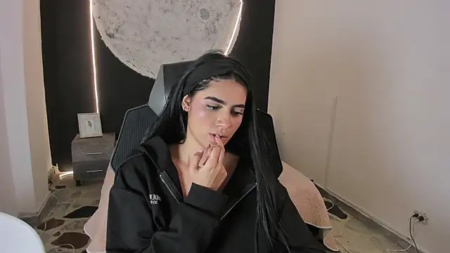 Snapshot of BellaaStorm chatting on October 18, 2025, 8:31 pm BellaaStorm online show from October 18, 2025, 8:31 pm