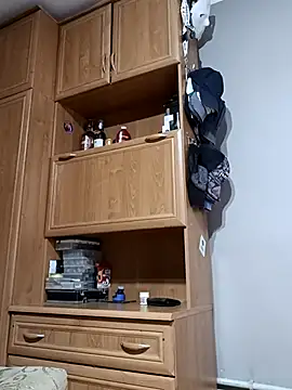 larzik94 online show from April 1, 2026, 1:41 pm