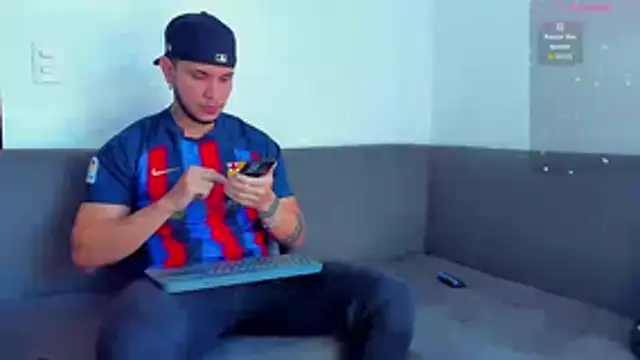 Snapshot of austinoficial chatting on October 13, 2025, 8:42 pm austinoficial online show from October 13, 2025, 8:42 pm
