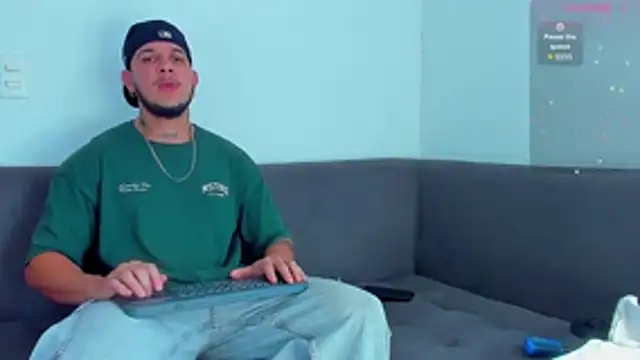 Snapshot of austinoficial chatting on October 15, 2025, 8:20 pm austinoficial online show from October 15, 2025, 8:20 pm