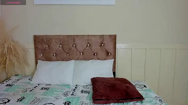 Natashawool1 online show from February 12, 2025, 4:33 pm