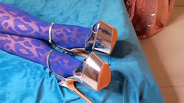 --SUNNY-- online show from November 7, 2025, 6:57 am