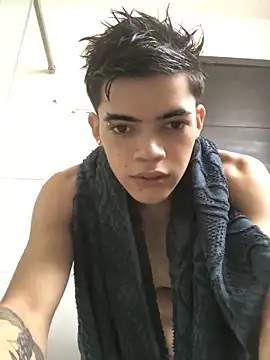 Latinos 2001 online show from November 13, 2025, 12:37 pm