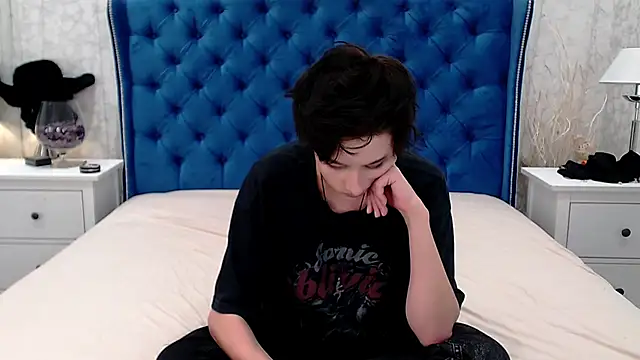 via mayer  online show from October 21, 2025, 8:48 am