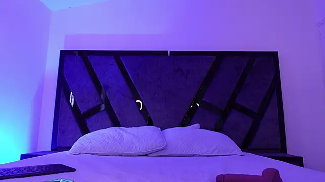 EthaanCox online show from December 3, 2025, 8:40 pm