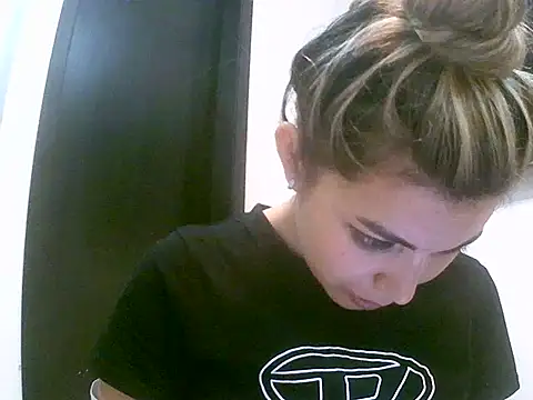 VittoriaTaylor online show from April 3, 2026, 9:57 pm