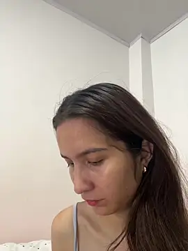 Bella still online show from April 3, 2026, 1:53 pm