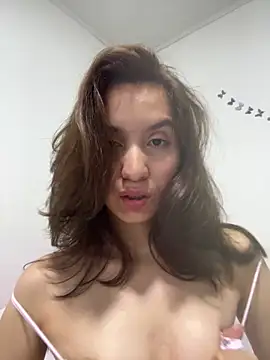 Bella still online show from June 4, 2026, 10:49 pm