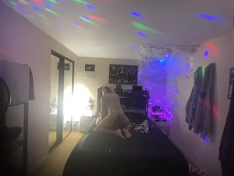 hornycouple818 online show from March 15, 2026, 7:58 am