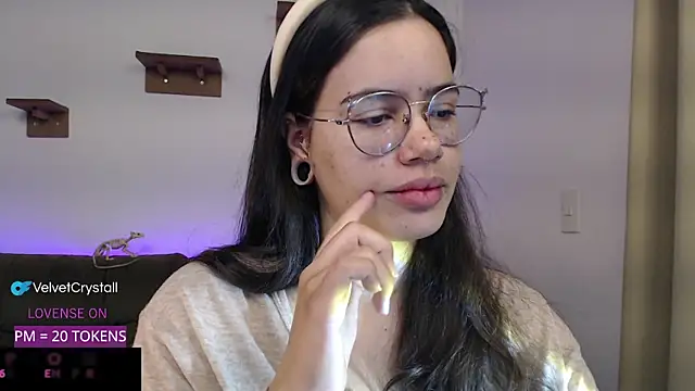 crystalll room online show from October 26, 2025, 7:36 am