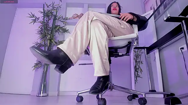 hannah howeell   online show from October 21, 2025, 10:05 am