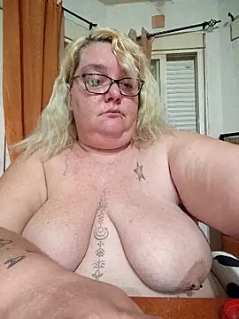 diosacurvy1984 online show from April 18, 2026, 7:34 am