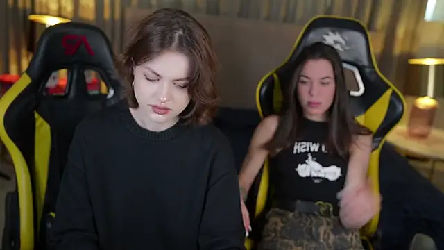 Snapshot of Roxi_Twix chatting on January 29, 2025, 12:02 pm Roxi Twix online show from January 29, 2025, 12:02 pm