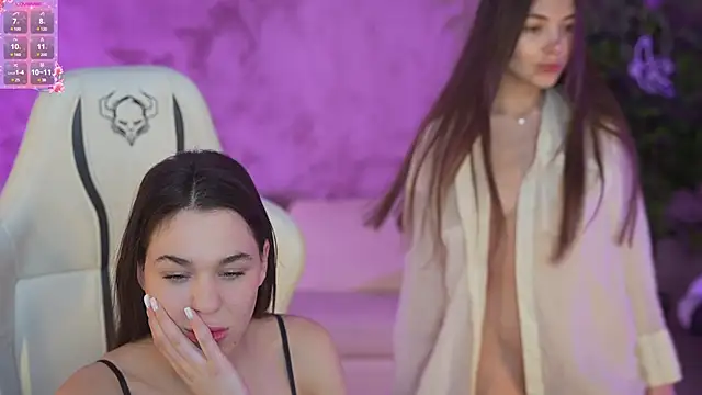 Snapshot of Roxi_Twix chatting on February 9, 2025, 6:05 pm Roxi Twix online show from February 9, 2025, 6:05 pm