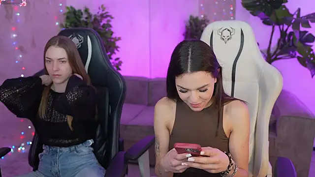 Snapshot of Roxi_Twix chatting on March 2, 2025, 3:37 pm Roxi Twix online show from March 2, 2025, 3:37 pm