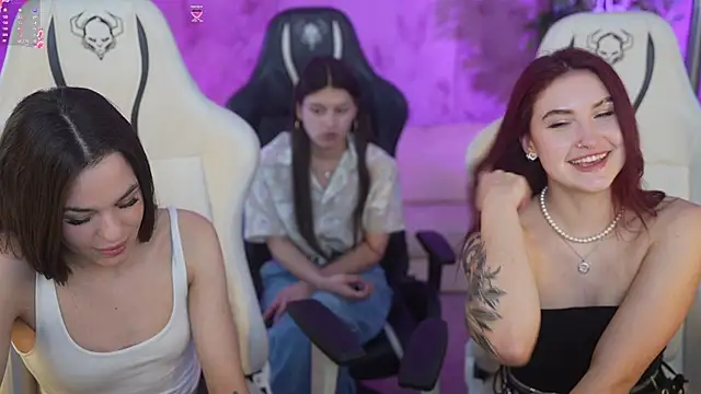 Snapshot of Roxi_Twix chatting on March 7, 2025, 6:54 pm Roxi Twix online show from March 7, 2025, 6:54 pm