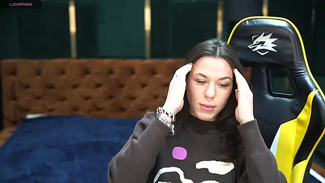 Snapshot of Roxi_Twix chatting on March 14, 2025, 7:37 am Roxi Twix online show from March 14, 2025, 7:37 am