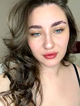 KiraBarlows online show from November 18, 2025, 8:24 pm