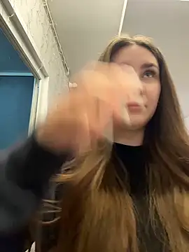 KiraBarlows online show from April 11, 2026, 7:29 pm