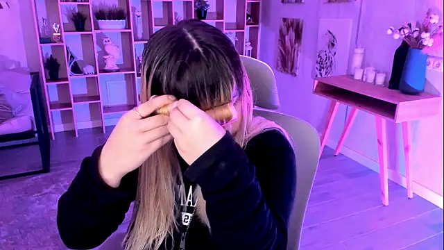 DiaAngell online show from November 8, 2025, 7:45 pm