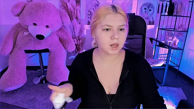 DiaAngell online show from December 3, 2025, 10:19 pm