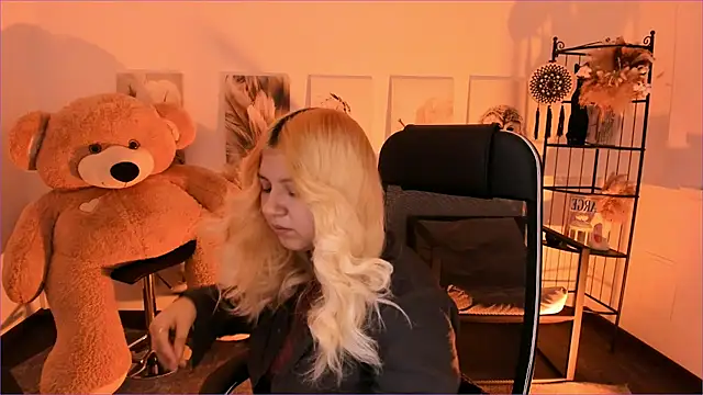 DiaAngell online show from December 17, 2025, 7:31 pm