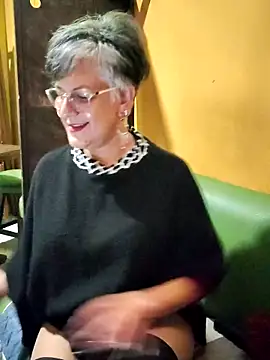 ilonna2025 online show from April 22, 2026, 9:49 pm