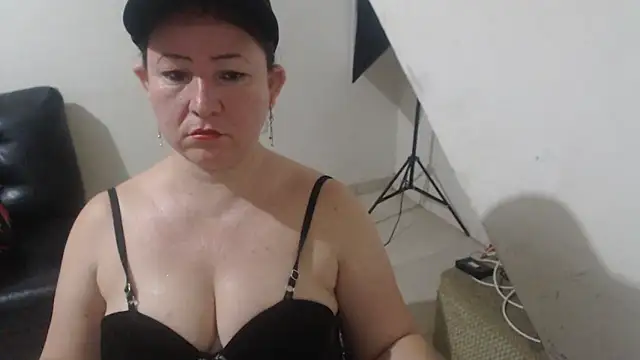 Yohis Kiut25 online show from November 1, 2025, 2:57 am