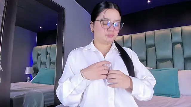 ValeriaOrtega online show from February 5, 2025, 11:44 am